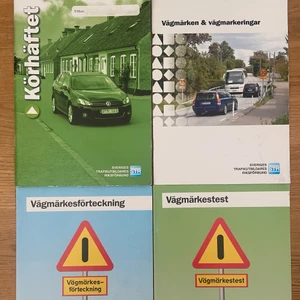 Körhäfte, vägmärkesförteckning + test - 4 häften för att öva inför teoriporvet och uppkörningen. Säljer då jag har klarat uppkörningen och behöver de inte längre. Jättebra för att öva och lära sig. 50 kr styck, alla 4 för 150 kr.
