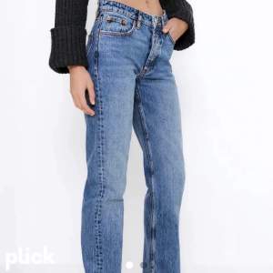 Jätte fina zara jeans, nästan aldrig använda💗 Säljer pga att dom inte kommer till användning, köparen står för frakt!💗 Kom privat för fler bilder, pris kan diskuteras!