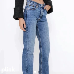 Zara straight mid rise jeans - Jätte fina zara jeans, nästan aldrig använda💗 Säljer pga att dom inte kommer till användning, köparen står för frakt!💗 Kom privat för fler bilder, pris kan diskuteras!