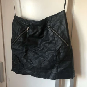 Svart läderkjol - Fake läder, använd fåtal gånger. Utan defekter