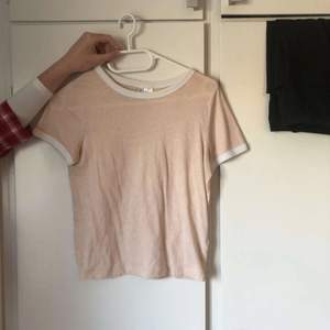 Ljusrosa T-shirt från hm med vita detaljer. Använd fåtal gånger så inget fel på den!❤️