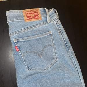 Levis jeans i storlek 27, modell 715 Bootcut