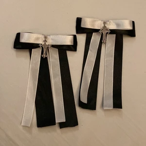 Hårrosetter med kors - handmade - Hårrosetter handgjorda av mig. Kommer i par. Fästs i håret med hjälp av ”alligator/krokodil” klämmor. Super söta till twin/pigtails