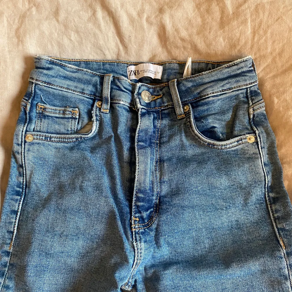 Fina slutsålda jeans från zara med slits! Jag har klippt ca 0,5 cm längst ner för dom är långa i storleken! ❤️. Jeans & Byxor.