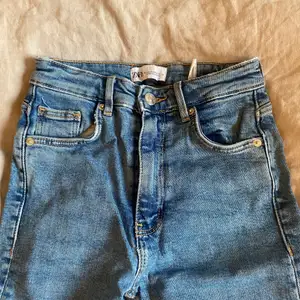 Fina slutsålda jeans från zara med slits! Jag har klippt ca 0,5 cm längst ner för dom är långa i storleken! ❤️