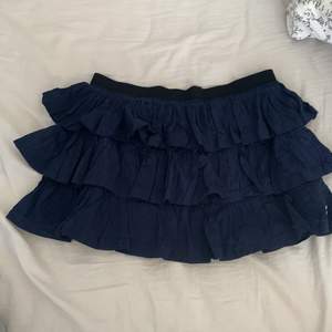 En sjukt fin mörkblå volang kjol perfekt till sommaren. Aldrig använd, lite stor på mig därför säljer jag. Kom privat för fler bilder eller frågor 🤍