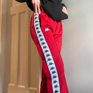 Kappa popper pants röda - Ett par röda snygga kappa byxor i storlek M. Kommer tyvärr inte till användning så de är sparsamt använda. Passar perfekt till någon som vanligtvis har storlek S-M.