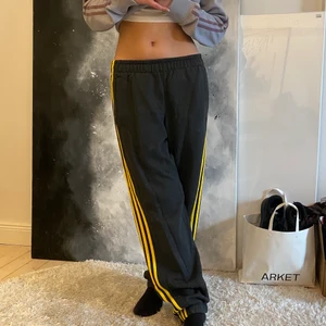 Mjukisbyxor  - Adidasbyxor mjukisbyxor. Unika. Knappt använda. Storlek S. Långa!