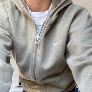 Vintage Nike hoodie - Snygg Hoodie med dragkedja, säljer för kommer inte till användning, om flera är intresserade blir de budgivning, XL men passar mig som har storlek S, sitter lite oversize