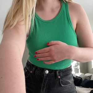 Jättefint grönt linne - Säljer detta gröna linne för att jag har ett exakt likadant. Älskar det verkligen och passar jättefint till kjol. Hör av dig för fler bilder, finns ett litet litet hål på ryggen för att en tråd har gått upp men det är absolut inget man tänker på! 💚💚💚