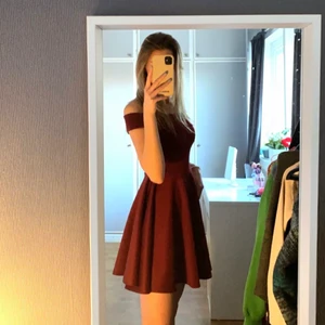 Vinröd skaterklänning - Jättesöt vinröd skaterklänning från boohoo, den andra bilden är från hemsidan och färgen är mycket mörkare i verkligheten. Passar mig perfekt som vanligtvis har storlek S i klänningar, men säljer då den aldrig använts i och med pandemin💓 || +Fraktkostnad 78 kr alternativt upphämtning i Norrköping ||