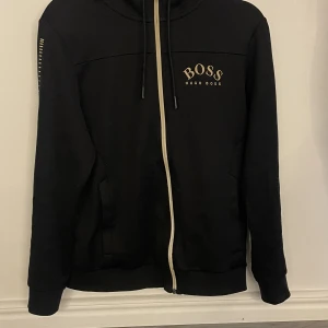 Hugo boss tröja  - Jag säljer min hugo boss som jag har växt ut nu, skick 7/10 