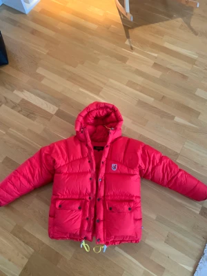 Fjällräven jacka  - Säljer min fjällräven jacka. De är den tjocka modellen, as snygg och unik färg🤍den är nästan inte använd🤍kan gå ner i pris vid snabb affär🤍
