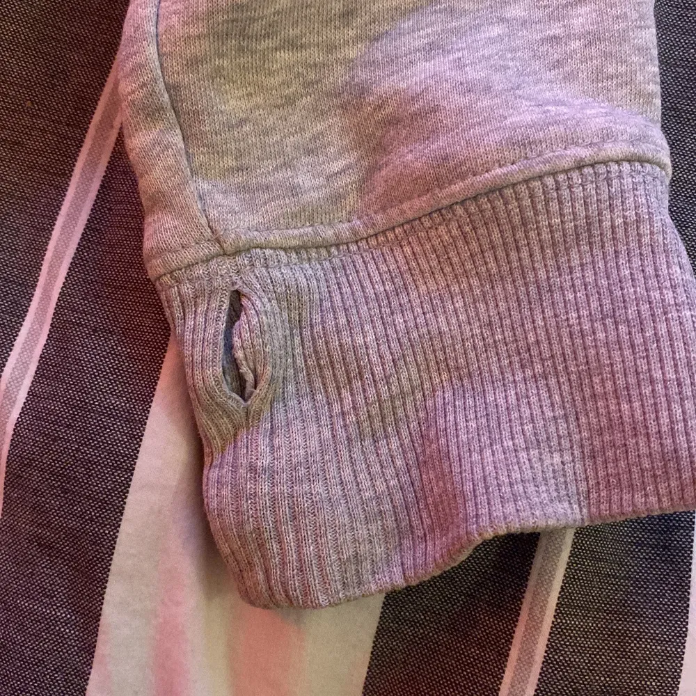 En äkta gant hoodie i storlek 158/164 har bara använt ett fåtal ggr då den inte var min stil, ganska så tunt material. tänker mej 200 kr för den Den har ett litet hål på ena ärmen längst ner men det är absolut inget man tänker på och är lätt att laga . Hoodies.
