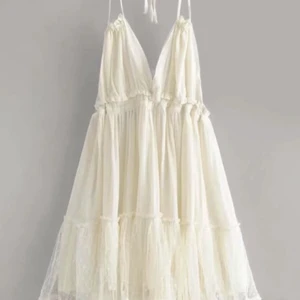 Klänning - Säljer min jättesnygga klänning som jag aldrig har använt och den är jättefin till sommaren! Skriv för fler bilder