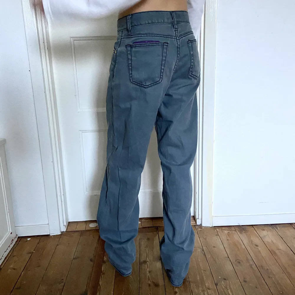 Funderar på att sälja mina fina eytys jeans, jag är 170 och på mig är dem ganska långa (har klackar på bilden)! 💖 väldigt fint skick, med olika detaljer här och där. ☆*:.｡(๑>◡<๑)｡.:*☆. Jeans & Byxor.