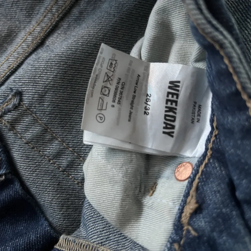 Lågmidjade arrow jeans från weekday säljer då dom är för stora på mig❣️ 300kr exkl frakt, skriv privat om du är intresserad eller har några frågor ❤️❤️. Jeans & Byxor.