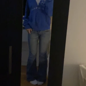 Levis jeans  - Säljernu ett av mina favorit jeans från Levis i bra skick men den där lappen där bak har ramlat av lite jätte fina lågmidjade bootcut ❤️ 