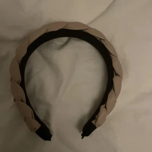 Diadem💋 - Sjukt snyggt diadem. Inga skadar någon stans på det. Jätte fint💓