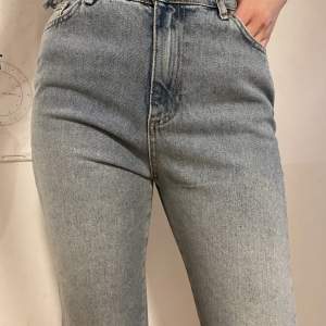 Helt nya jeans med slits. Märken Trendyol, storlek 36.