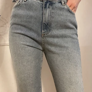 Jeans med slits. Nya! - Helt nya jeans med slits. Märken Trendyol, storlek 36.