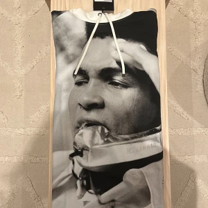 Limitato hoodie  - En helt oanvänd limitato hoodie på Mohammed Ali, nästan slutsålt överallt. Den är aldrig använd då  jag köpte fel till min brorsa och går inte att lämna tillbaka. Boxen ingår  och köparen står för egen frakt 💓 Ordinarie pris: 3400kr  Nypris: 2000 (bud) 