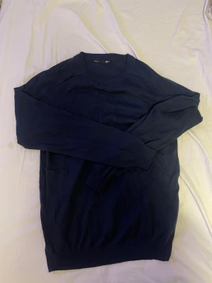 Blå tunn stickad  - Tunn stickad tröja från herr avdelningen, frakt tillkommer ❤️