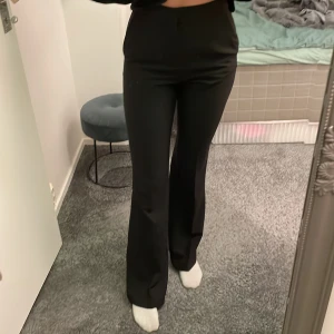 Svart kostymbyxor  - Byxor är endast amvänd ett fåtal gånger och är i mycket fint skick. Byxorna är i storlek 34