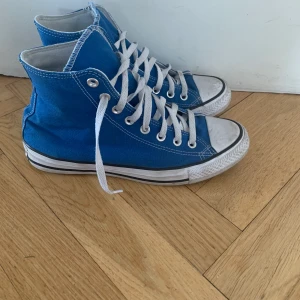 Blå converse storlek 41 - Blåa converse unisex i storlek 41. Nypris 1000kr  Säljer för 399kr