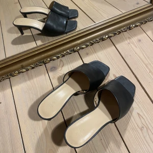 Svarta klackskor - Oanvända skor från H&M! Passar till allt, skorna du kan ha hela sommaren🌱