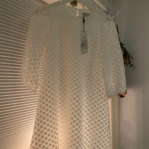 Studentklänning från Neo Noir - Jättefin studentklänning från Neo Noir Den är aldrig använd och prislappen sitter fortfarande kvar. Köpt för 1099kr säljer nu för 700