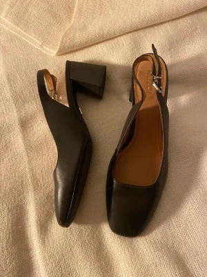 Slingback klackar - Läderklackar med slingback. Blockklack och fyrkantig tå, mörkbruna Endast använda en gång på balen, under ca 1h, så i princip nya Köpta i våras för 900kr