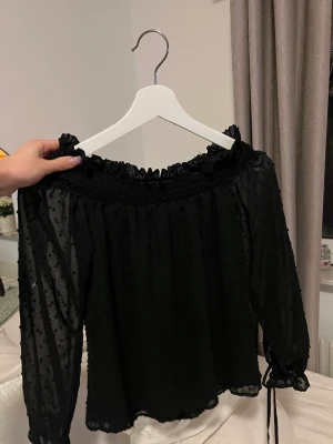 Off shoulder blus - Svart off shoulder blus från h&m som inte längre kommer till användning 💖❣️💖😍 andra bilden visar lite bättre kring detaljerna !
