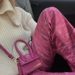 Rosa jeans - Rosa jeans med mönster. Använda 1 gång.