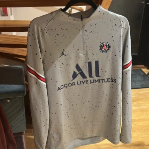 Paris Saint-Germain Träningströja Dri-FIT ADV Elite Drill Jordan x PSG - Grå/Navy - Säljer tröjan pga för liten  använts 2/3 gånger, 