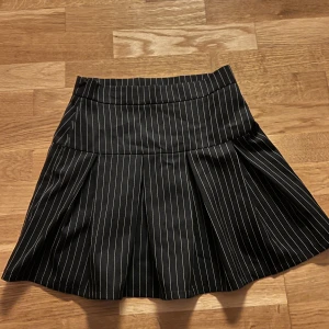 Kort Kjol - Kort kjol i strl S! Perfekt till utgångar💕 jag är 171 cm lång! Inga defekter 🥰 från asos! Sitter TIGHT i midjan & har en dragkedja!