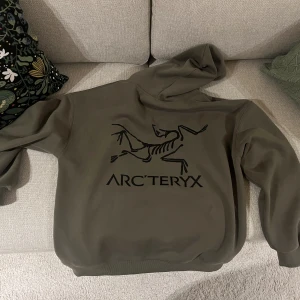 arcteryx hoodie - Säljer min tvärfeta arc hoodie. 9/10 cond,  pris kan diskuteras och byter gärna för rätt sak :)  1 bilden visar färgen bäst för på den 2 är den direkt under en lampa o ser lite för ljus ut. 