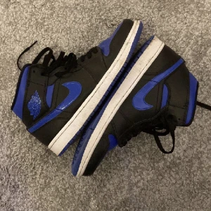 Jordans 1 mid - Jordans 1 mid blåa i nytt skick. ❌går inte att pruta på priset som står är det som gäller❌ betalar endast med swish!