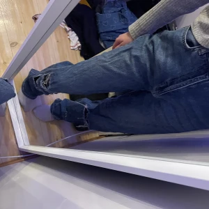 Jeans - Fina jeans med fyra hål längs vaderna. Inte använda alls. Köpta på boohoo ❤️