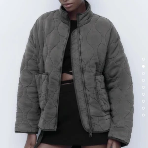 ZARA JACKA  - Quiltad jacka från zara. Använd 1 gång. Storlek XS. Spårbar frakt på 59kr <333 (slutsåld på hemsidan)   tryck inte på köp direkt 