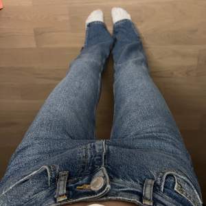 LÅNGA jeans med slits nedtill.  Medel-/högmidjade. Endast använda fåtal gånger.