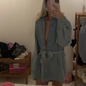 Asos jeansklänning - Denimklänning från asos tall i strl 34! Har klippt den själv så att den passar någon under 165!🥰 jag på bilden är 171 å den blev lite kort på mig men har ändå funkat ☺️sitter så snyggt & skönt!