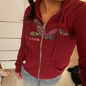 Hollister kofta  - Vinröd Hollister kofta! Köpare står för frakten annars kan jag mötas upp i Sthlm 