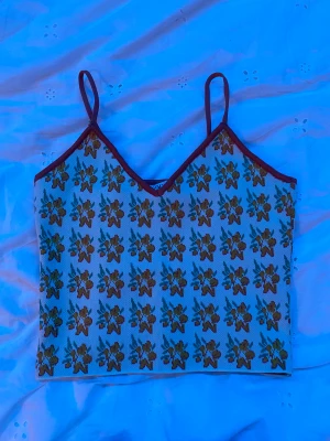 Topp zara - Säljer mitt fina somriga linne ifrån Zara, använd några gånger men ingen som syns, säljer pågrund av att jag inte använder det längre, köparen står för frakten