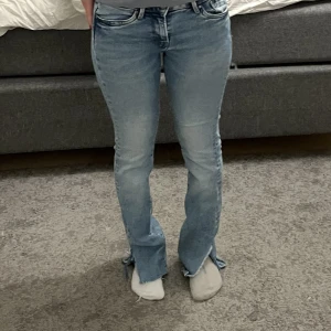 Lågmidjade jeans  - Super fina Lågmidjade jeans med slit. Använda men inga Defekter eller hål. Osv. Säljer då dom är lite för långa på mig ❤️ Nypris 500kr säljer för 250kr + frakt ❤️