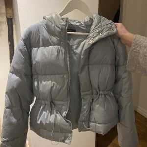 GinaTricot jacka  - Säljer denna jacka , köpt från ginatricot för ca 2 månader sedan 💞💞