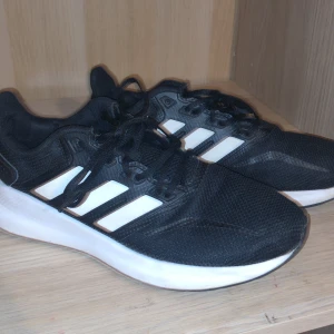 Adidas skor  - Jag säljer ett par adidas skor som är lite för stora för mig. Använda ett par gånger annars helt nya 