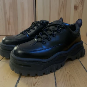 Eytys ”Angel” - Nya svarta Eytys som bara har testats. Nypris 2800 på hemsidan.