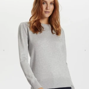 Saint tropez långarmade tröja - Milasz pullover i färg Pearl Grey Mel. Nypris ligger på 349 kr och säljer för 190 kr. Tröjan är knappast använd och är i princip i ny skick.