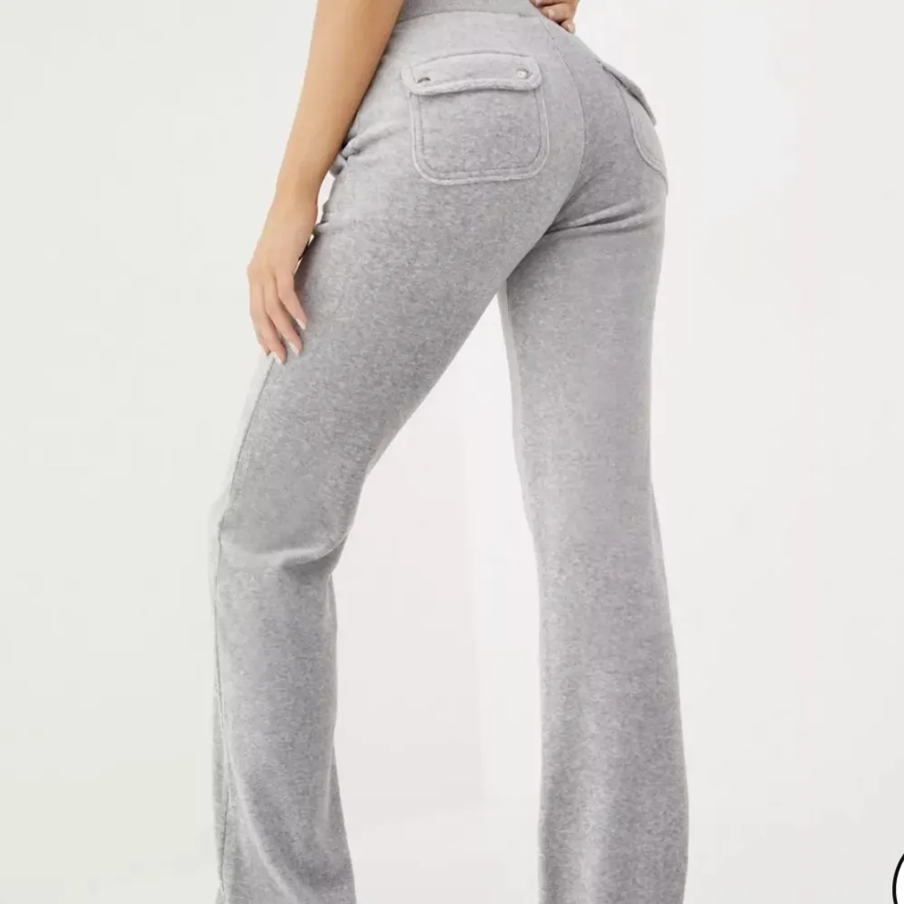Jätte fina gråa juicy couture byxor i strl xxs, oanvända pga att dom är för långa för mig så dom kommer inte till användning.. Jeans & Byxor.